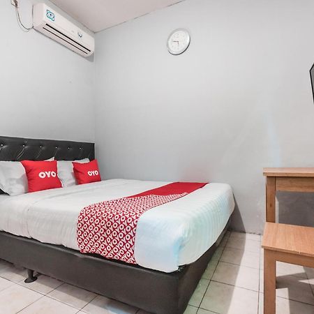 Oyo Living 1756 Amira Guest House Bekasi Bagian luar foto