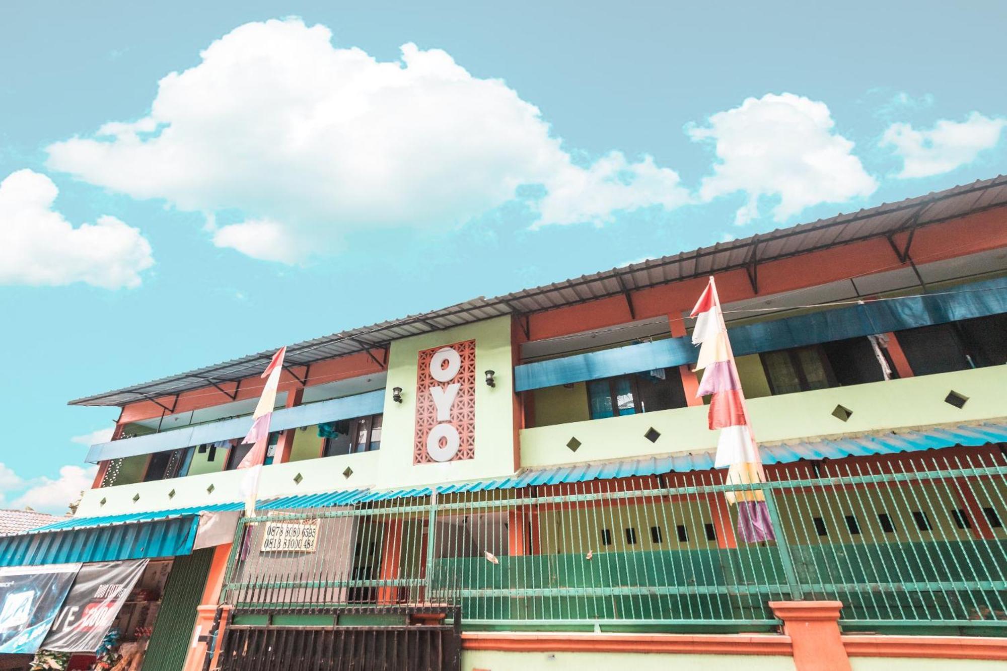 Oyo Living 1756 Amira Guest House Bekasi Bagian luar foto