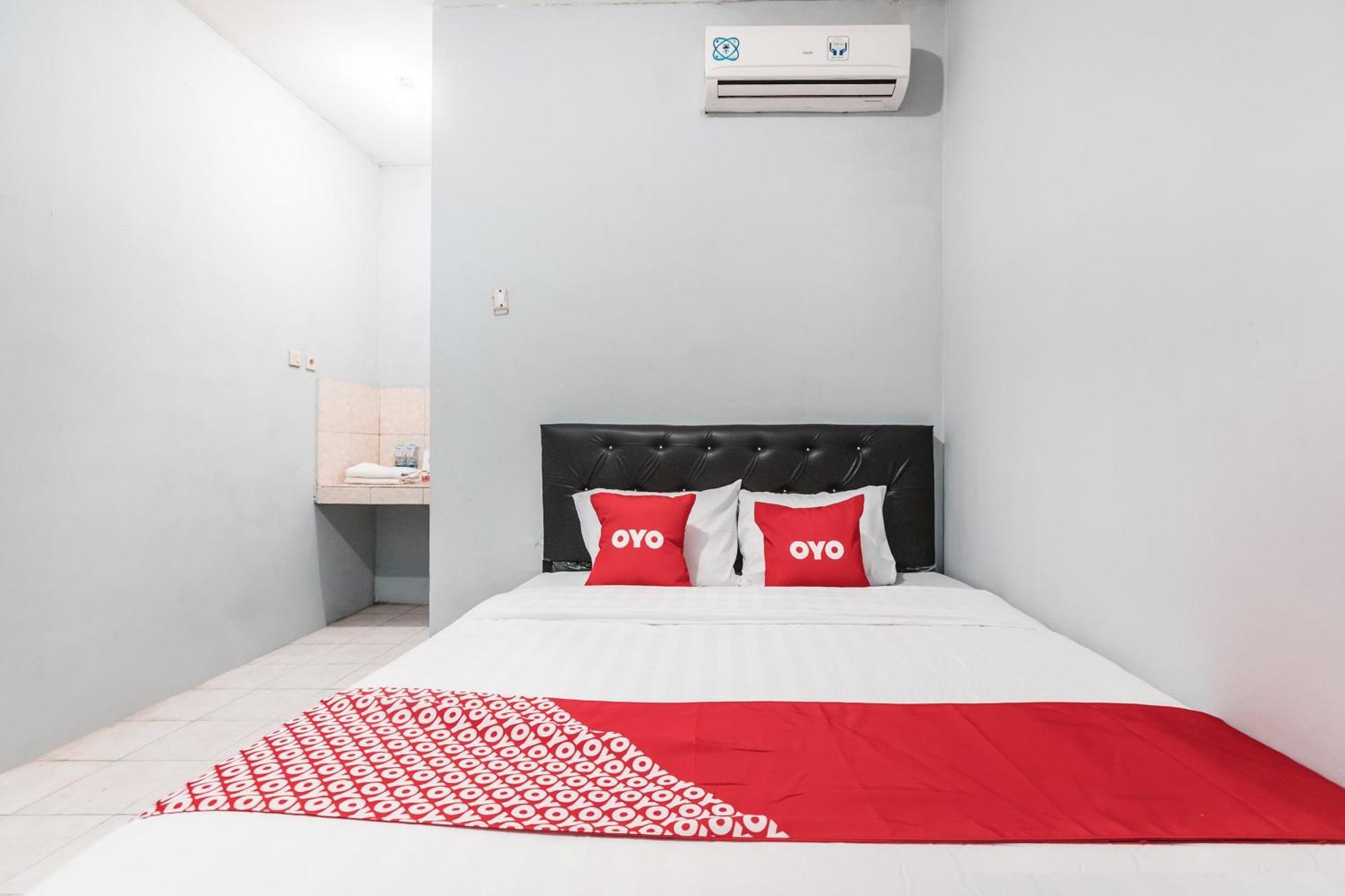 Oyo Living 1756 Amira Guest House Bekasi Bagian luar foto