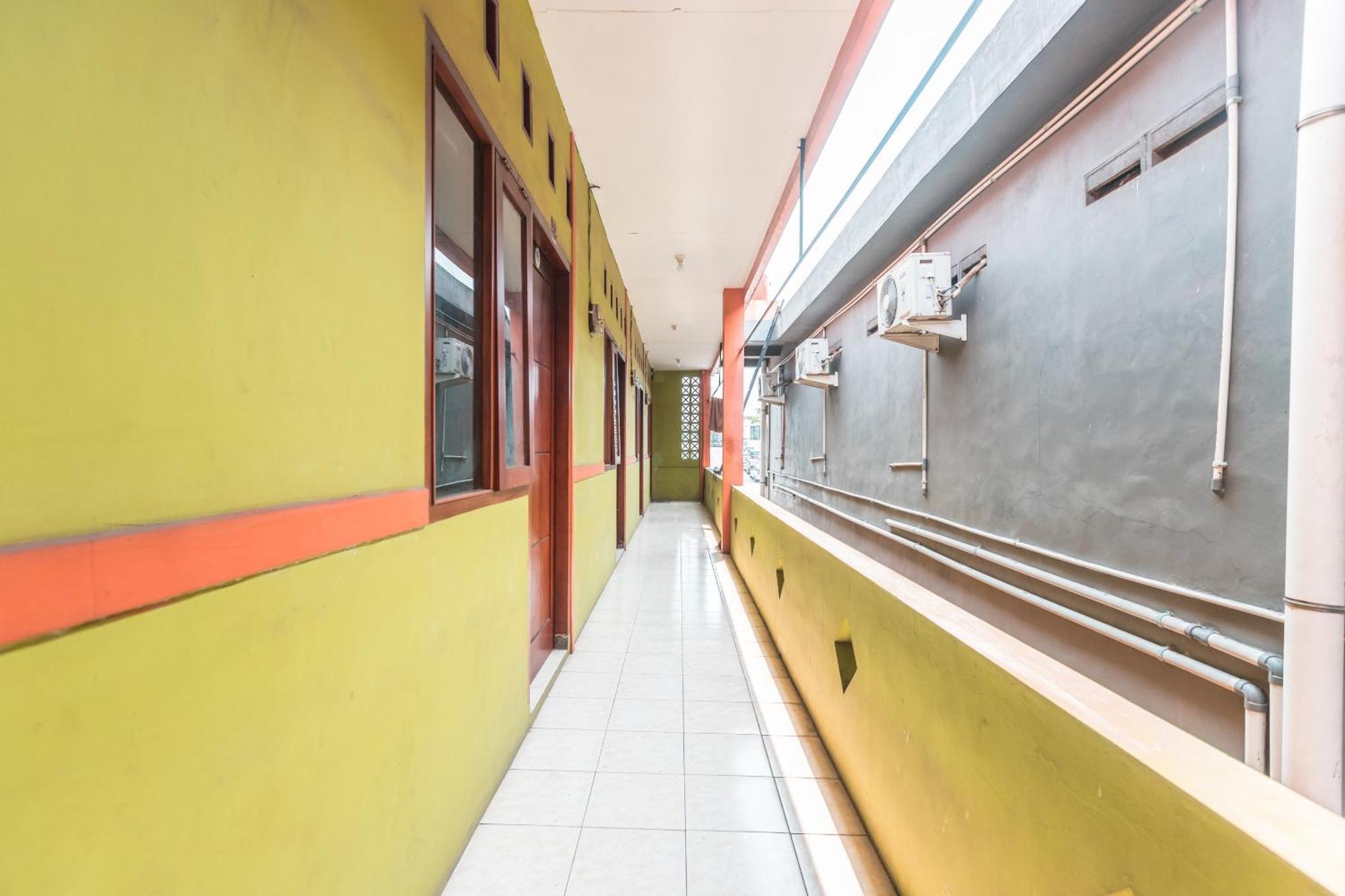 Oyo Living 1756 Amira Guest House Bekasi Bagian luar foto