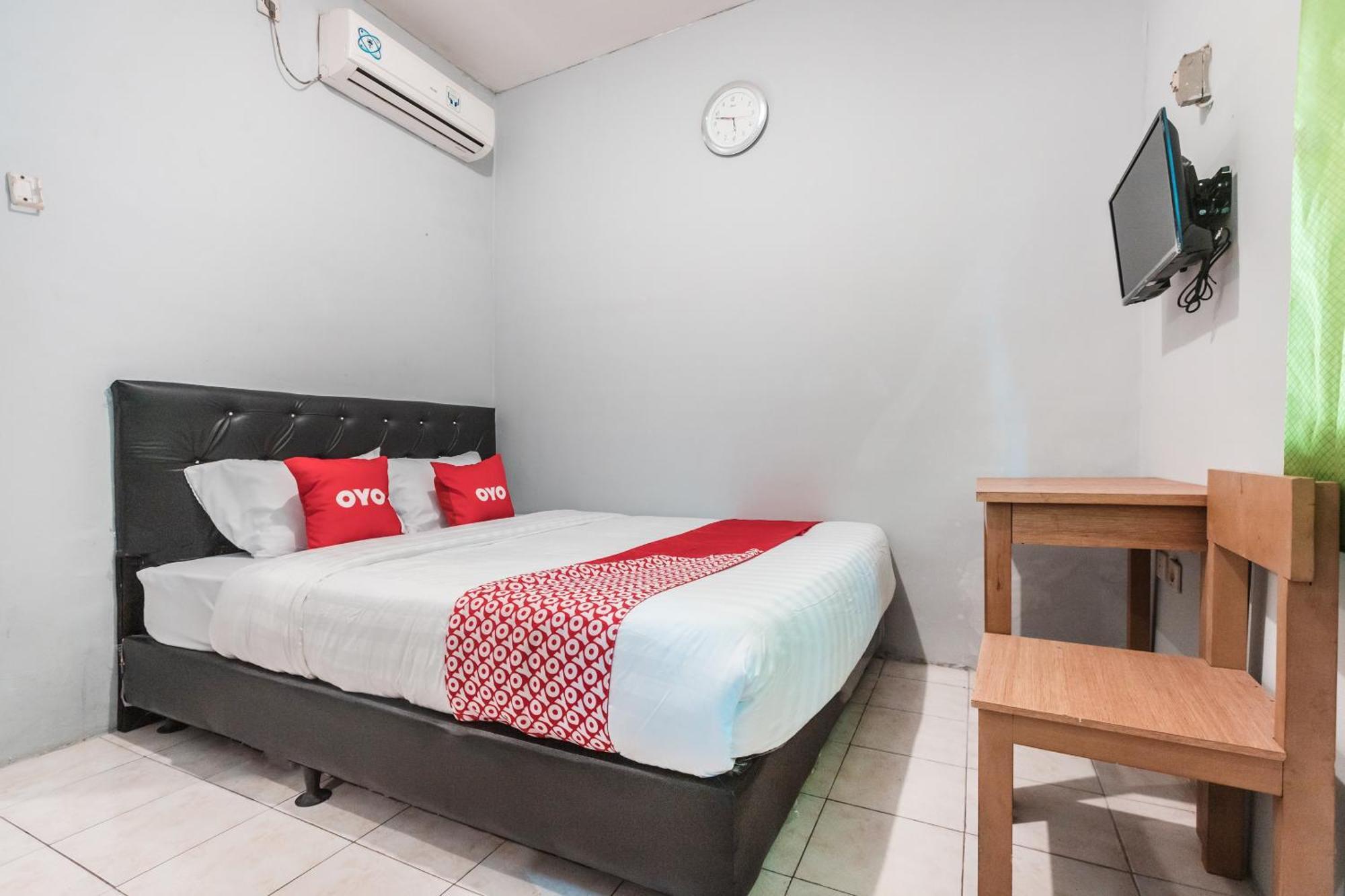 Oyo Living 1756 Amira Guest House Bekasi Bagian luar foto