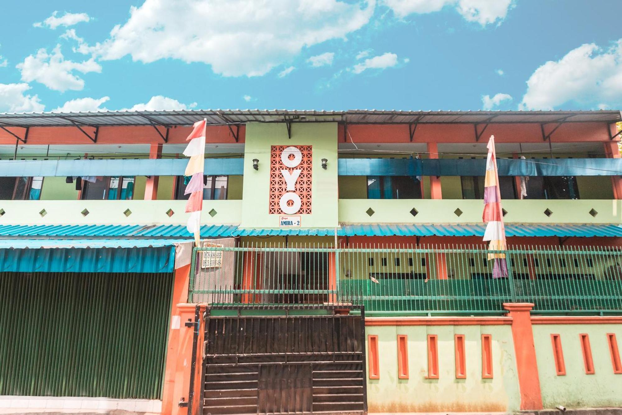 Oyo Living 1756 Amira Guest House Bekasi Bagian luar foto
