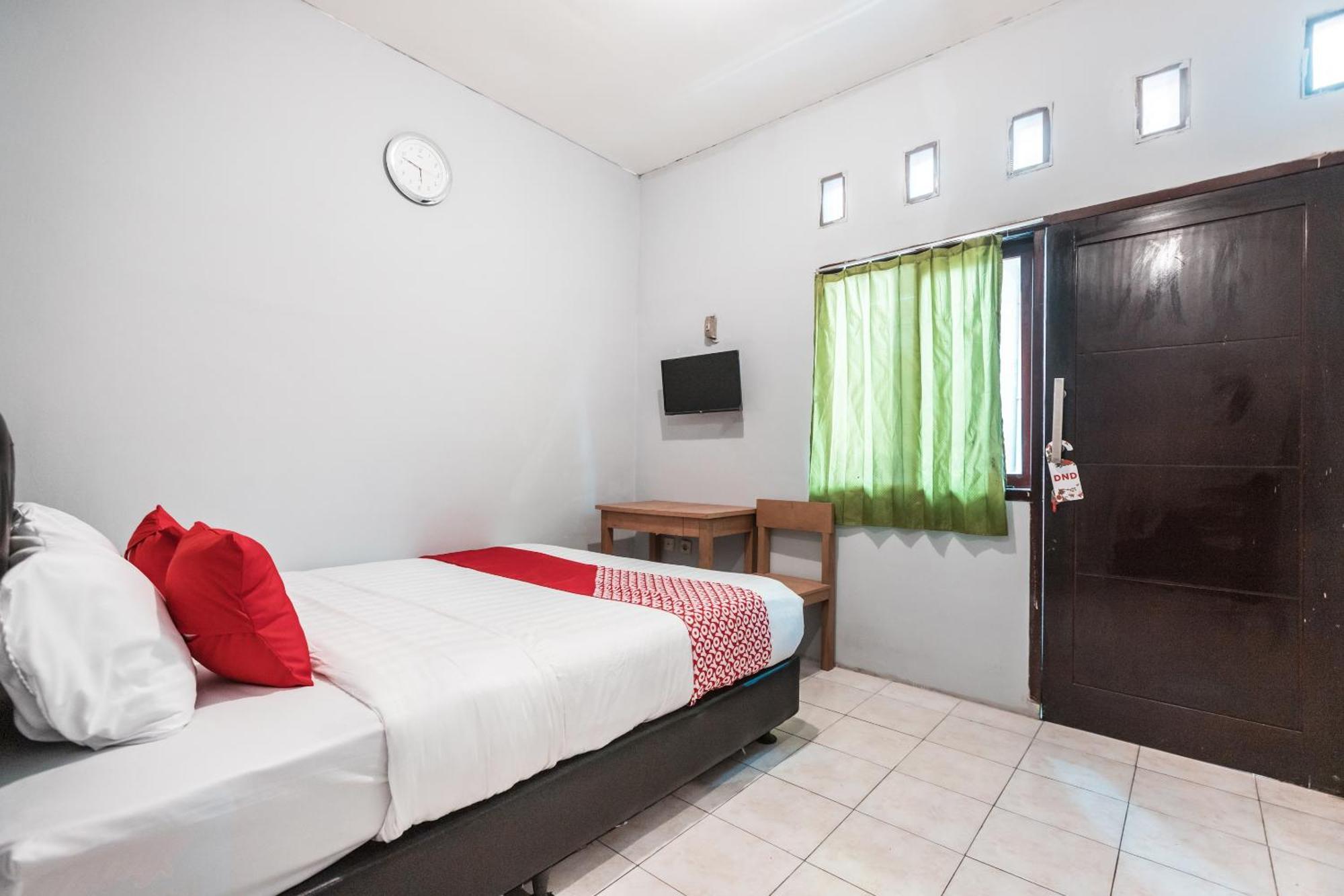 Oyo Living 1756 Amira Guest House Bekasi Bagian luar foto