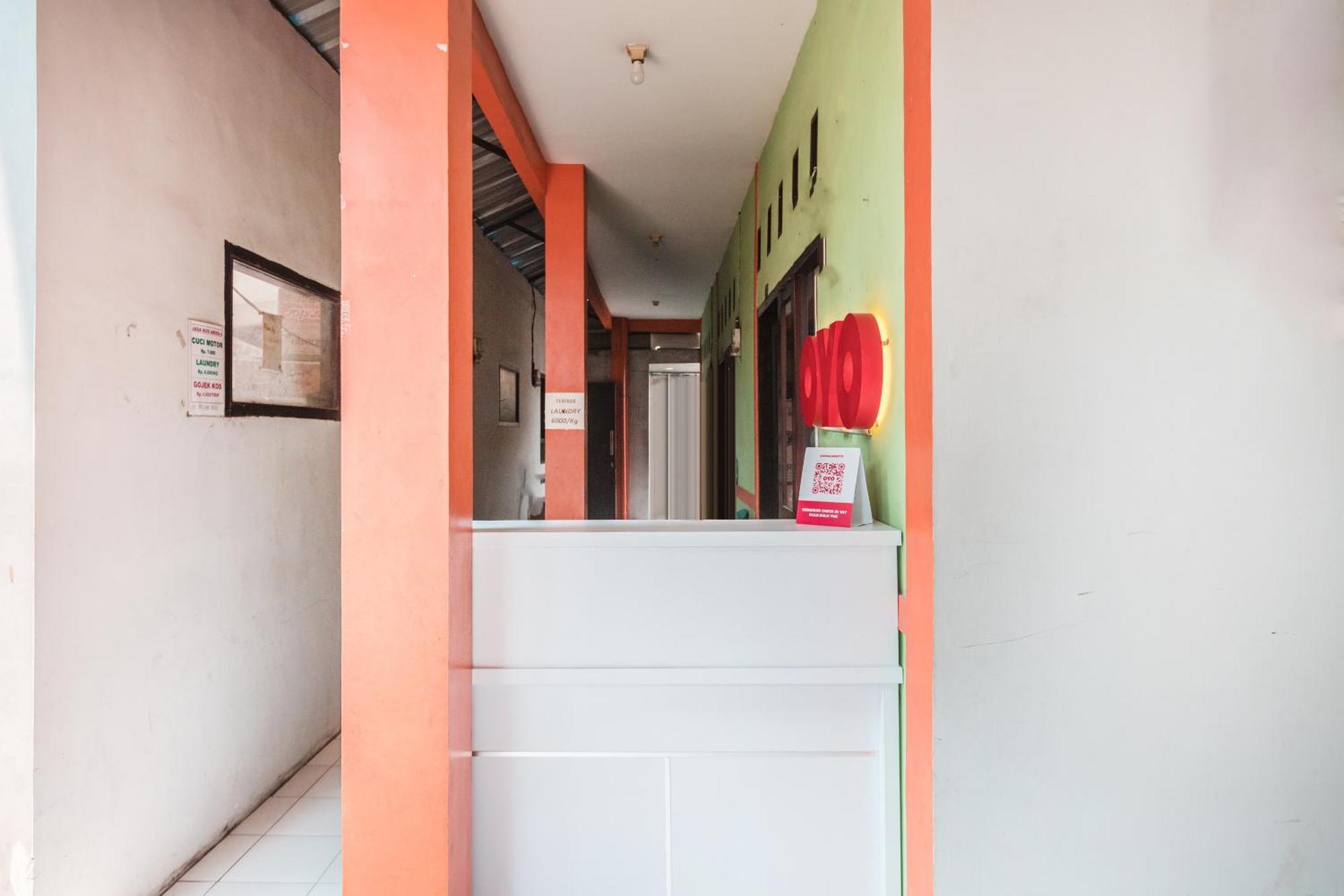 Oyo Living 1756 Amira Guest House Bekasi Bagian luar foto