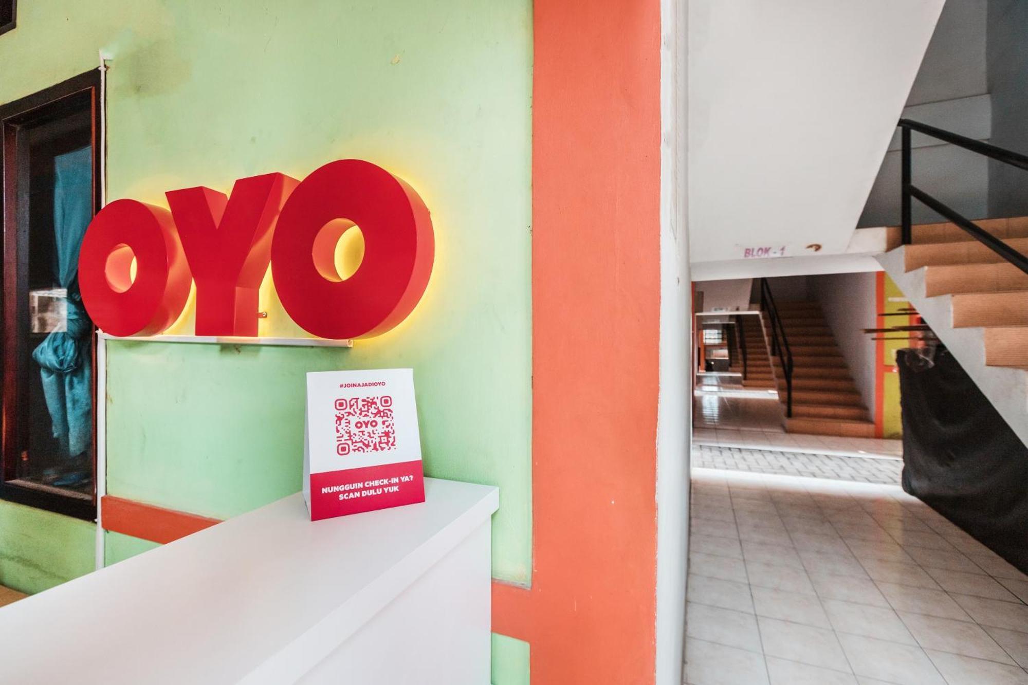 Oyo Living 1756 Amira Guest House Bekasi Bagian luar foto